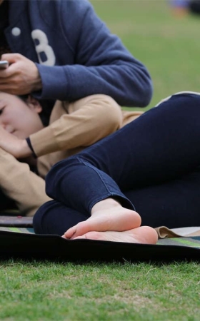 No757 文静女孩侧躺男友怀中，露出一双秀气干净的纤细小脚 第1套