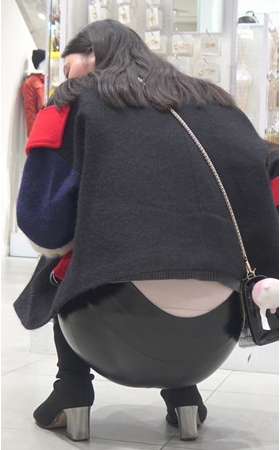商场里的黑皮裤美女
