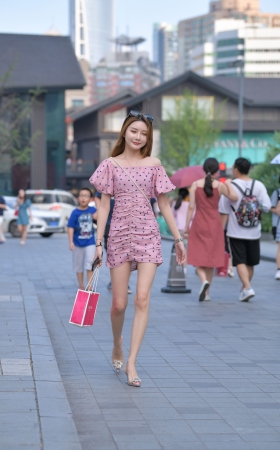 嫩美腿小姐姐