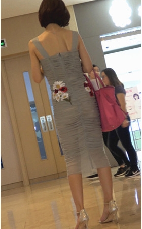 薄纱长裙短发美女