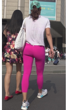 街拍极品粉红瑜伽紧身裤小姐姐