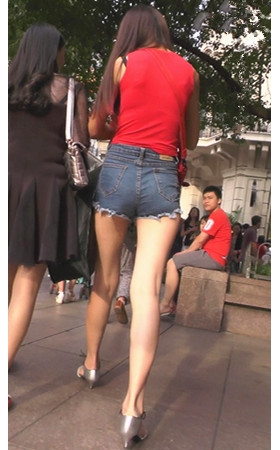 红衣长腿牛仔热裤美女