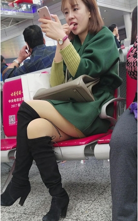绿衣黑色长靴女孩