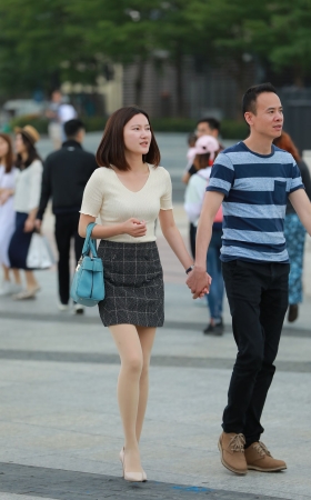 短裙肉丝高跟美女