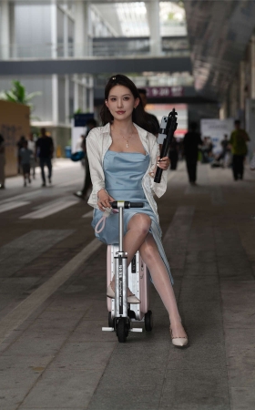 靓丽丝质裙美女