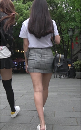 逛街的包臀裙美女