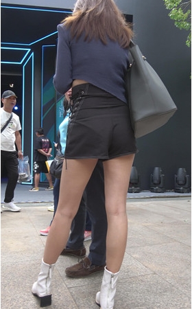 高腰黑色短裤小姐姐