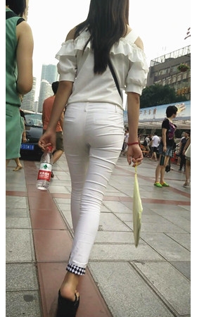 白衣白裤紧身妹子