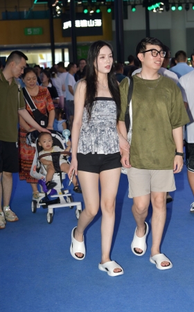 白皙美腿女生