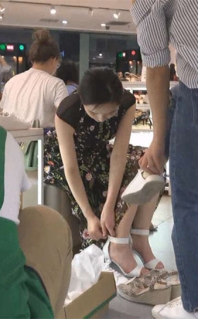 漂亮阳光的女生脱下露趾高跟