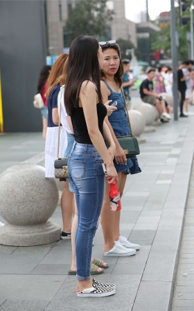 辉辉街拍作品 - 牛仔裤高叉衣美女小姐姐