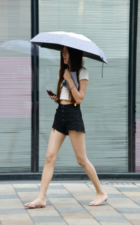 打伞肉丝袜长腿妹子
