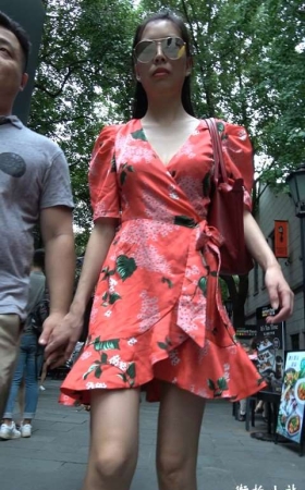 4K V领连衣裙性感街拍美女