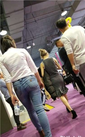 4k超清视频，极品紧身蓝色牛仔裤丰臀妹子