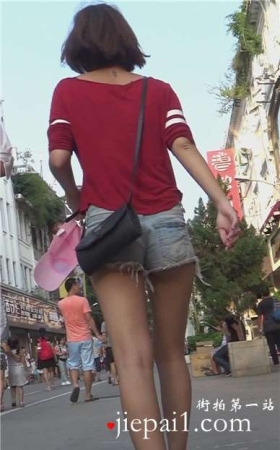 街拍红色T恤的美女，一双修长的美腿。[869 MB]