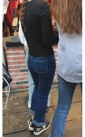 蓝色牛仔裤小妹