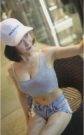 模拍漂亮的热裤月牙美女《四》