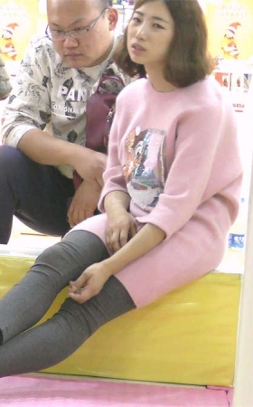 游乐园年轻妈妈