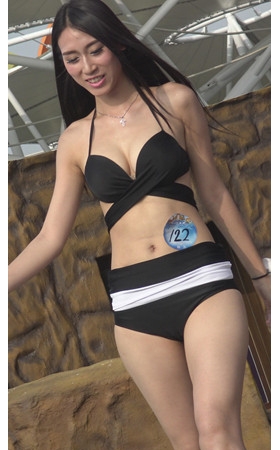 高校泳装秀黑色比基尼白嫩美女