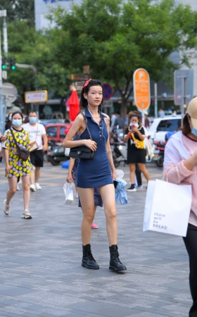 连体裙妹子