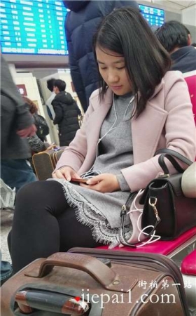 4k-高铁站候车室拍摄美腿黑丝青春少女