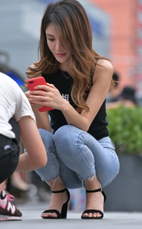 性感紧牛长腿美女