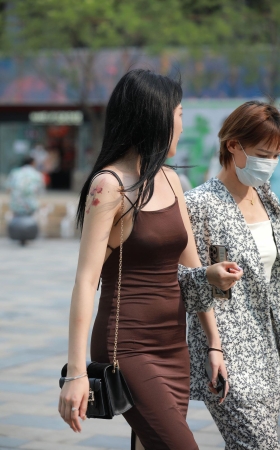 漂亮的吊带连体包臀裙美女
