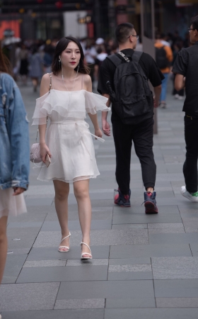 白白嫩嫩的小姐姐