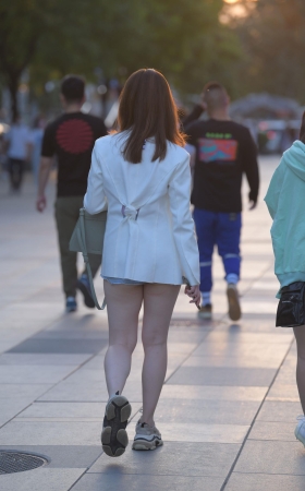 热裤美女