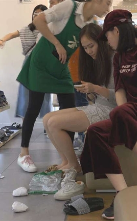 闺蜜亲密无间来商场试穿凉拖试完凉拖换回棉袜和鞋子