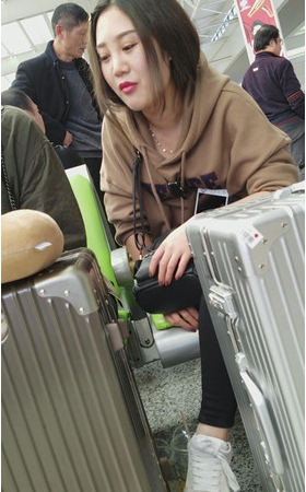 白嫩红唇美女