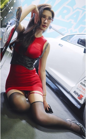 魅惑红裙美女车模