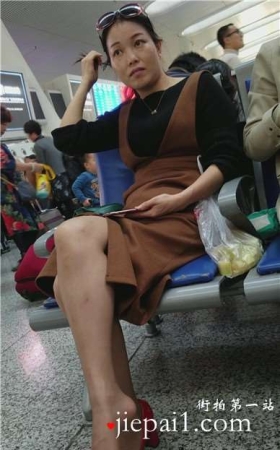 4k-高铁站候车室偶遇美足长腿少f