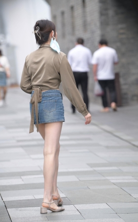 牛仔短裙美女