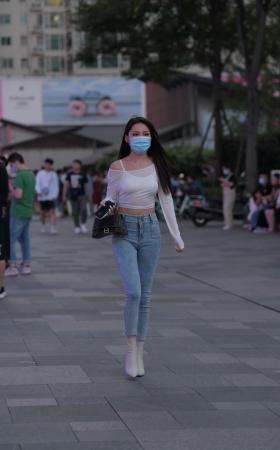 浅蓝色紧牛美女