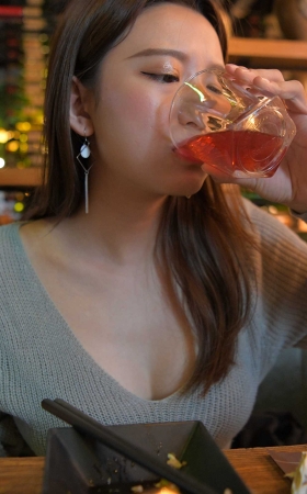 白色紧身裤大长腿美女