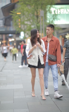 百褶裙美眉