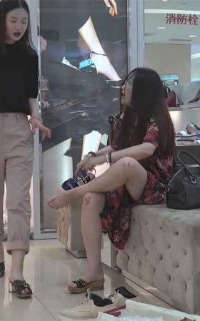 雪白度一流的少妇，在熟女衬托下更显娇嫩