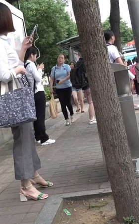 等公交的鲜嫩玉足，凉高跟MM