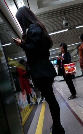 4K - 等地铁偶遇好身材黑色裤袜美腿漂亮小姐姐