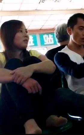 候车室的吃口香糖