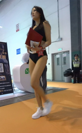 短衣短裤性感美女
