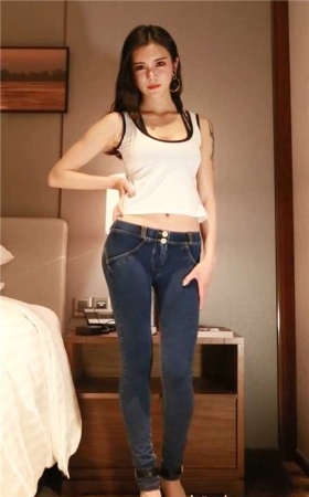 超紧蓝牛翘臀模拍美女 [371 MB]