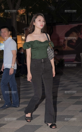 暗绿抹胸紧牛美女 [13P]