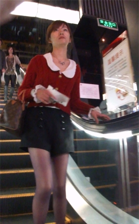 跟拍美女的性感灰丝美腿