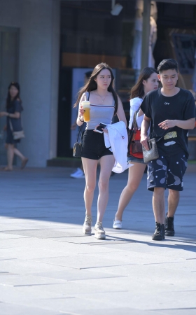 喝果汁的小姐姐