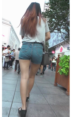 听歌的蓝色牛仔热裤美女