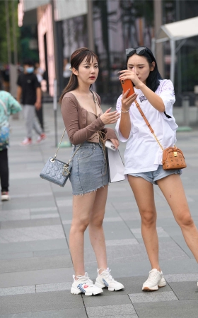 拍照的女孩