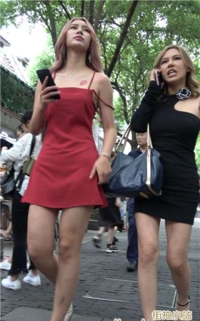 4K红色吊带裙超性感街拍美女下午茶 [1.13 GB]