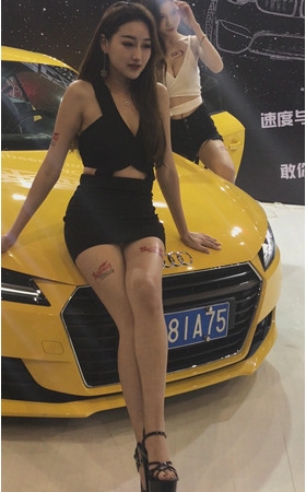 黑裙美腿车模女孩